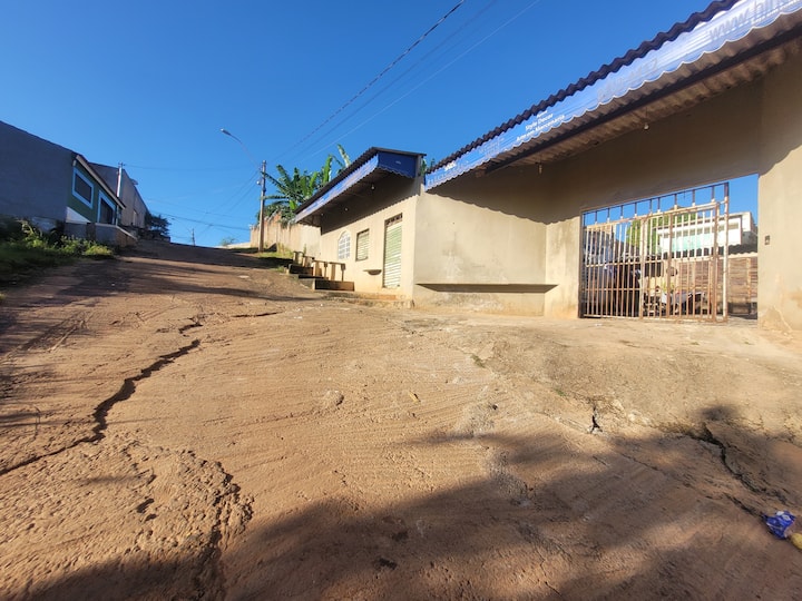 مدخل الشقة السكنية في ميدان 1250 متر (آخر 35 مترًا إلى الشارع ومعبدة بالخرسانة الأسمنتية التقليدية) والباقي هو الأسفلت البرازيلي العادي