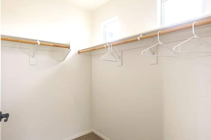 La suite principal. Lo que llamamos The Spacious Getaway. Tiene una cama tamaño queen muy cómoda, escritorio con silla de oficina si necesitas hacer algún trabajo, televisor de alta definición grande de65pulgadas, cómoda con espejo, 2 mesitas de noche y un enorme baño principal.