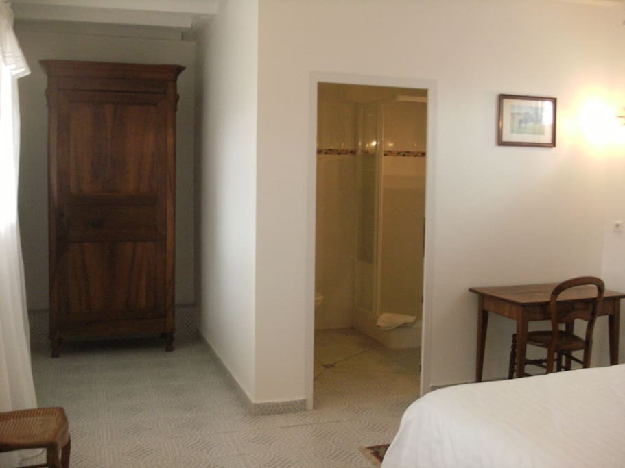 Suite parentale avec
1 lit de 1m60 x 2m
Salle d'eau avec douche et toilett