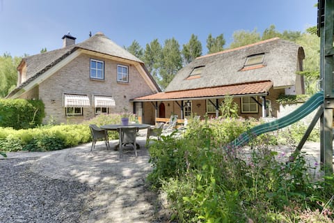 Cozy farmhouse with spacious garden by the coast