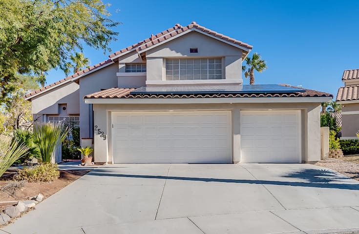 Deluxe 4 Bed / 3 Bath Heated Pool close to strip gallery image 2