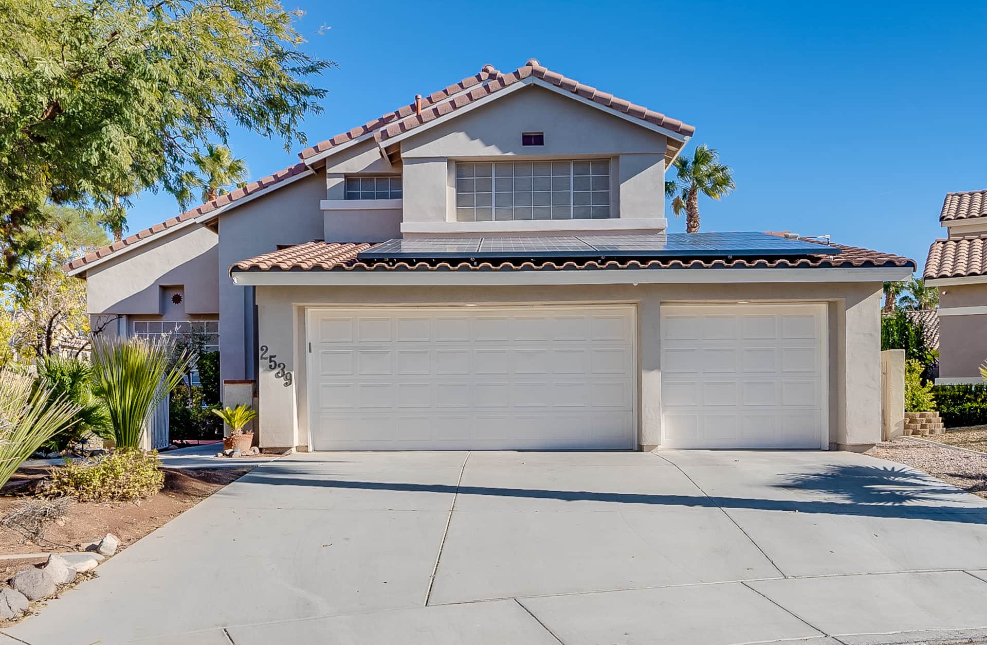 Deluxe 4 Bed / 3 Bath with Heated Pool close to the strip — photo 2