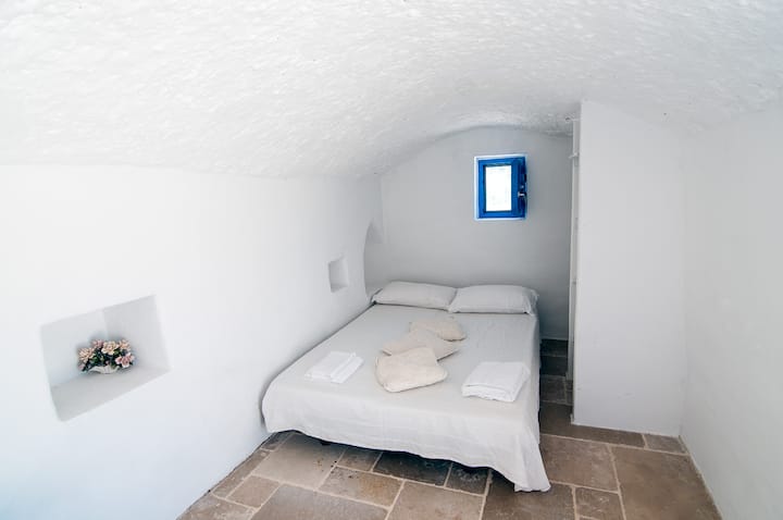 Lamia: dormitorio con cama matrimonial