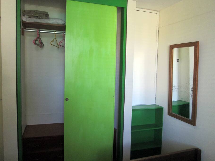 Chambre 3 personnes : 1 lit matrimonial et 1 lit avec dressing et rangements