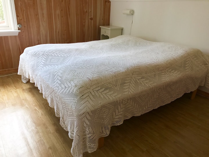 Chambre 3 avec un lit double. Cette pièce est reliée au salon à l'étage.