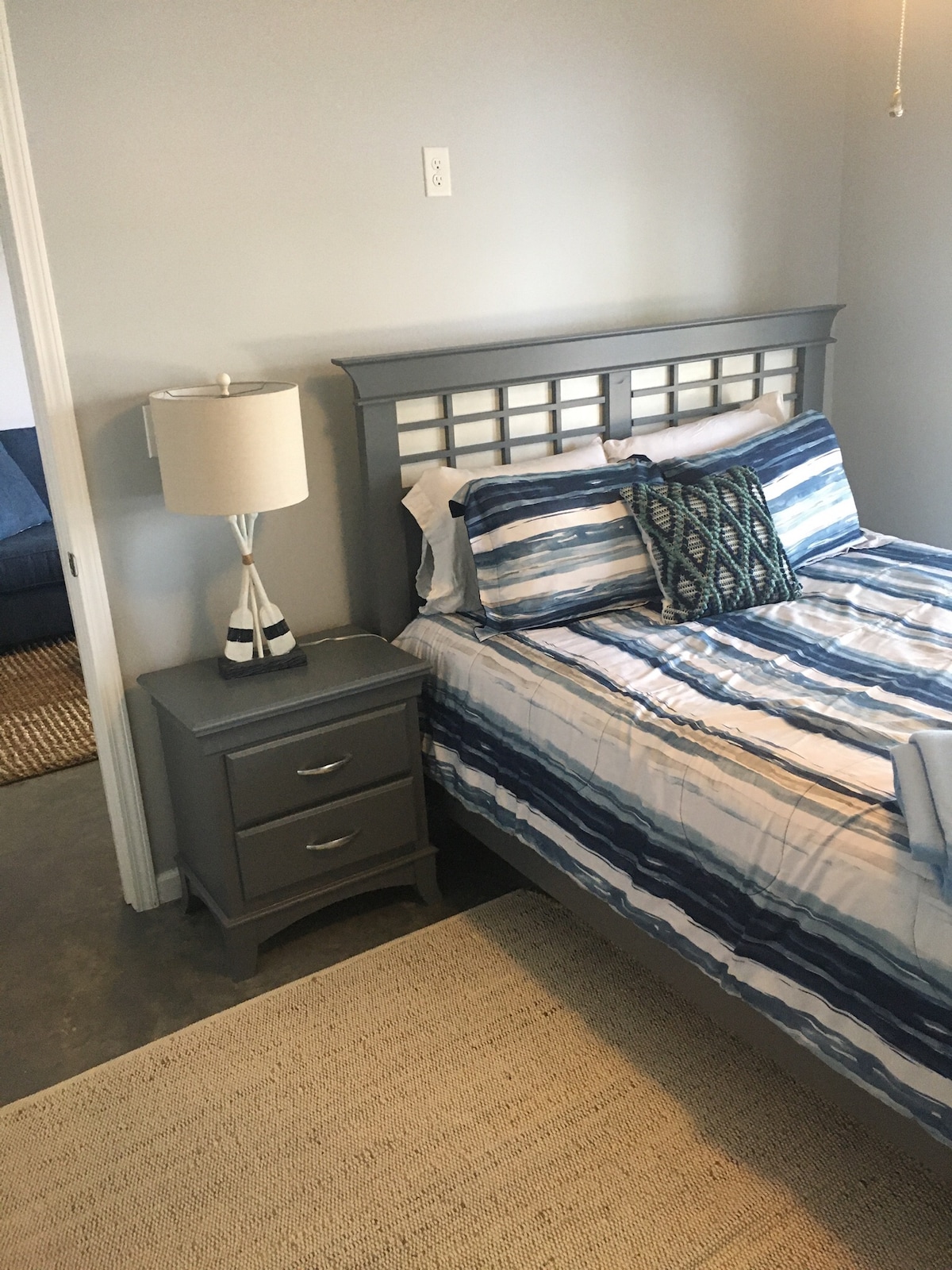 楼下湖滨卧室，配备1张1.8米宽双人