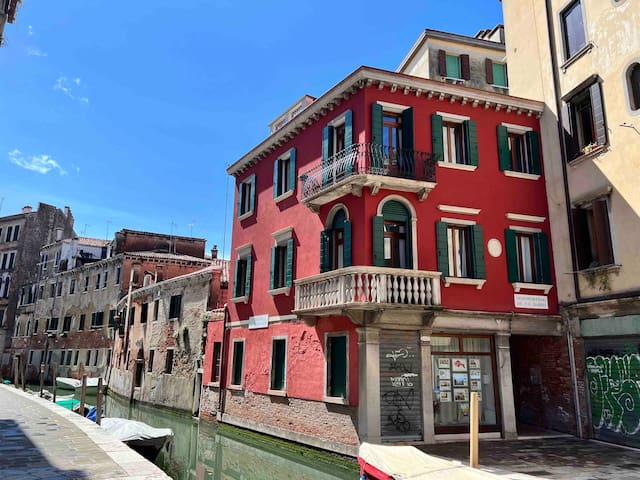 Splendid “True Venice Apartment” overlooking water