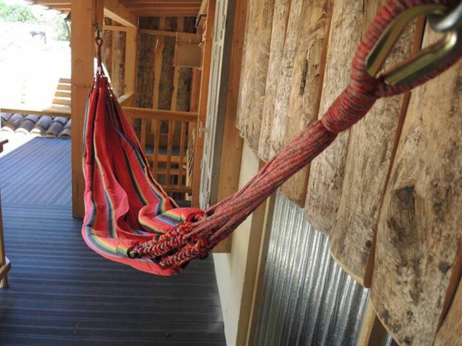 Farniente dans les hamacs colombiennes dans un balcon colombien