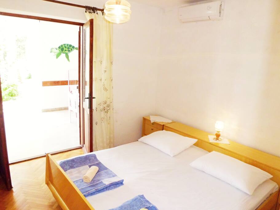 Room with two beds and with entrance to shared terrace