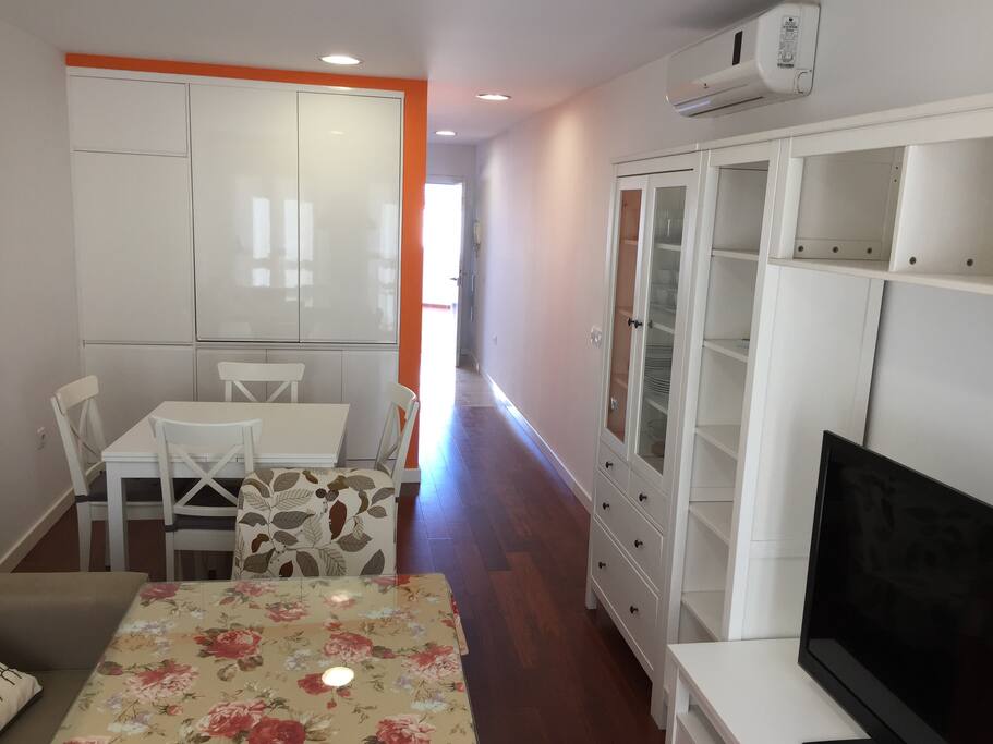 Zona comedor y cocina en planta baja.