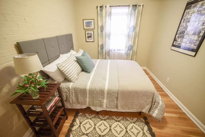 El segundo dormitorio, también en el segundo piso, cuenta con una cama de tamaño completo con sábanas de algodón orgánico y un armario de tamaño completo.