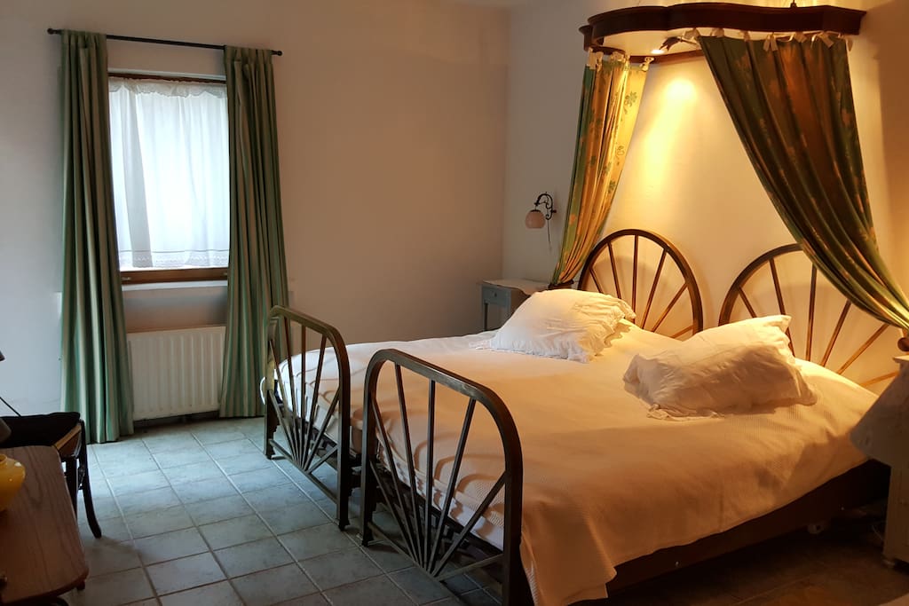 Bedroom - Twin beds