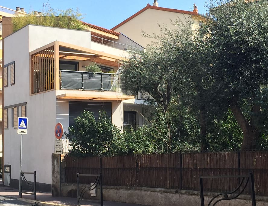 Villa contemporaine de 200m2 avec studio séparé en RDC et toit terrasse de 50m2 / Garage 2 places / Jardin / Centre ville de Cannes / Vue dégagée sur jardin