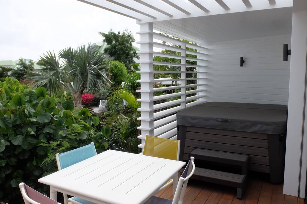 Deck and Jacuzzi / Terrasse et jacuzzi