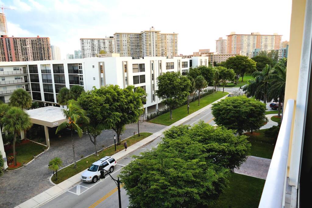 Quiet street below.
Shuttle picks up
every hour to Aventura Mall.
