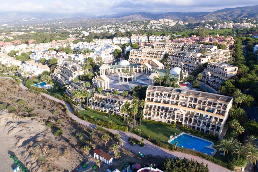 Vistas de 2 de las 5 piscinas y plaza central