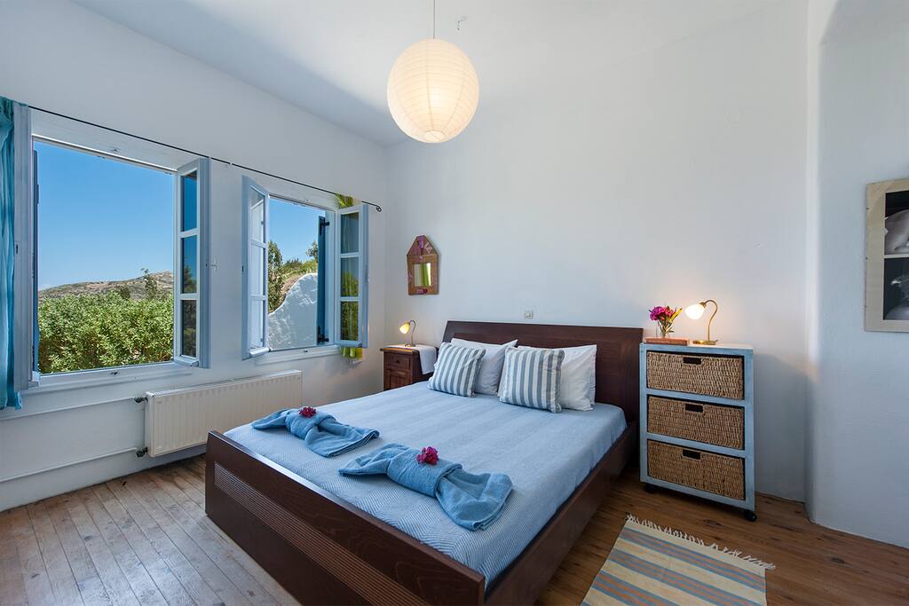 Bedroom 1, king size bed