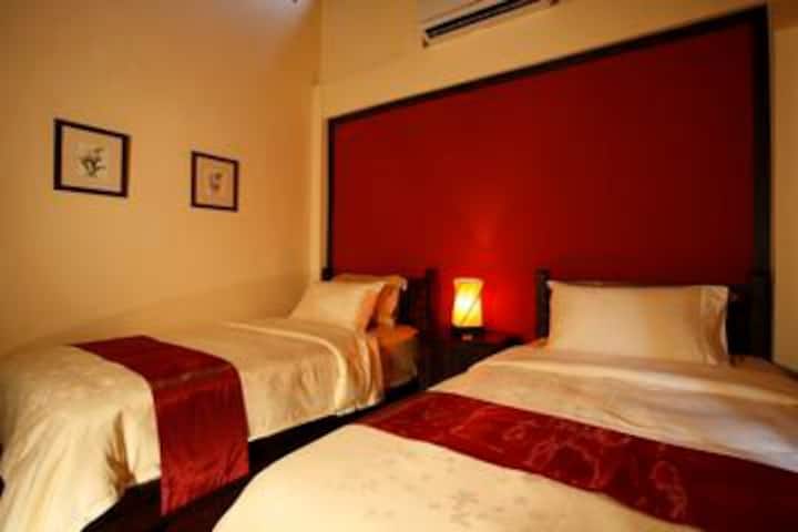 חדר שינה שני עם שתי מיטות קווין סייז