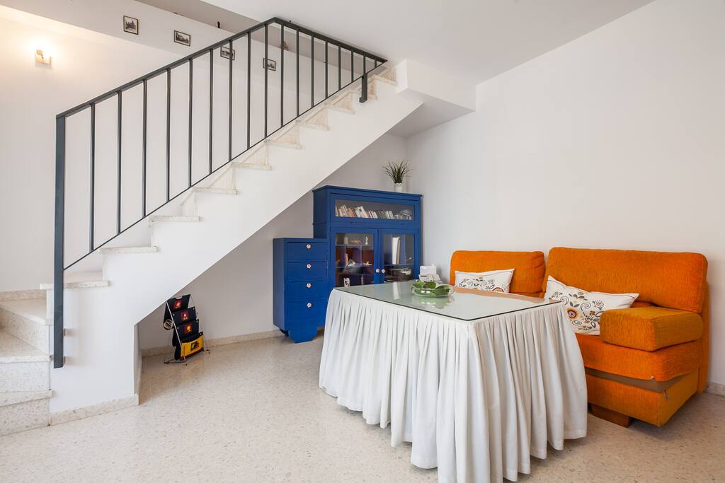 Salón muy luminoso y con sofá cama (invierno