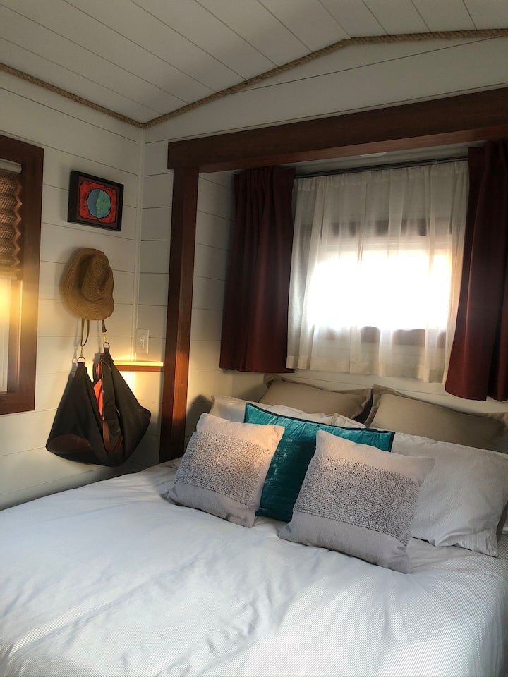 Master sleeping with queen bed