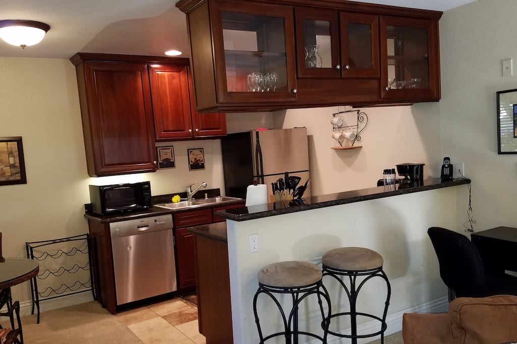 Beautiful kitchen with stainless appliances and granite. Fully equipped!