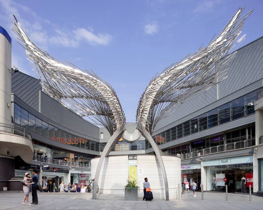 Short walk to shopping district