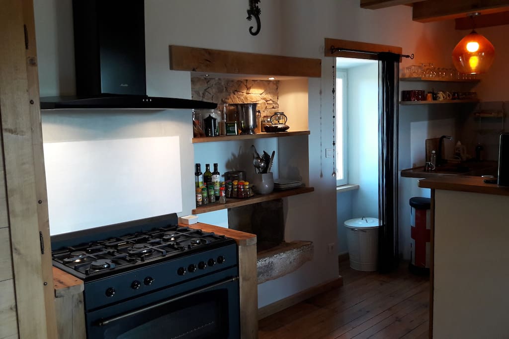 Cuisine équipée avec deux fours.