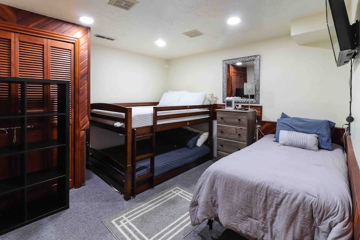 Izba v suteréne: Dvojitá poschodová posteľ a 1 jednolôžko. Táto izba je skvelá tmavá miestnosť pre tých, ktorí chcú spať. Nachádza sa hneď vedľa kúpeľne v suteréne. 