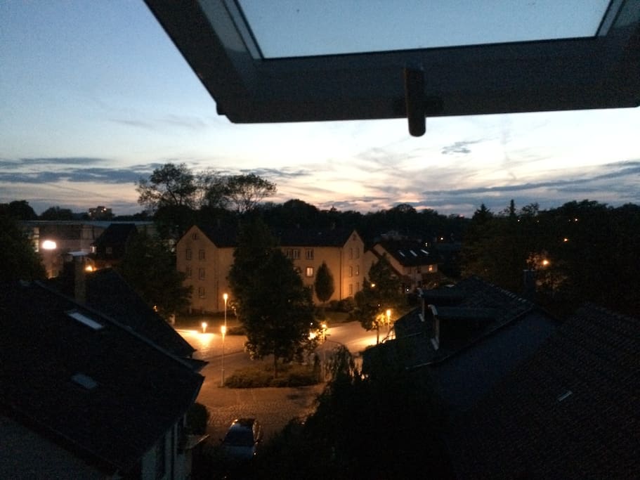 Blick aus dem Fenster Richtung Westen. Am Platz befindet sich eine Bäckerei mit Café