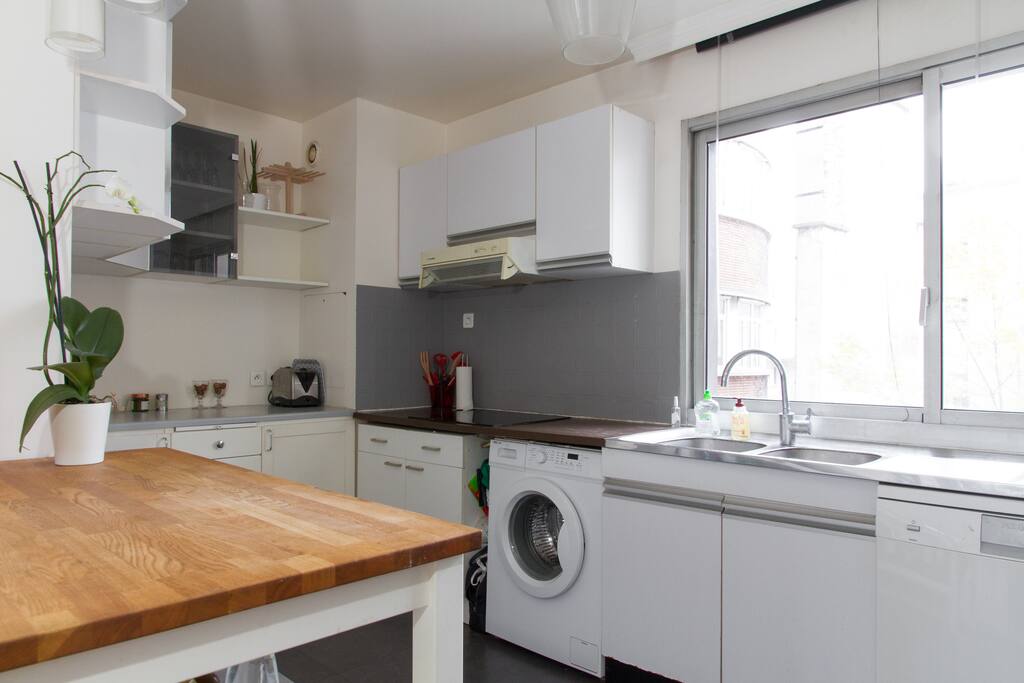Cuisine équipée avec machines à laver linge et vaisselle - Fully equipped kitchen