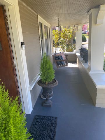 Queen Anne entire home Urban oasis-walkable, safe gallery image 2