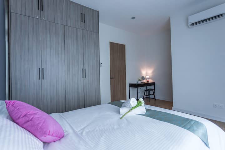 2楼2号卧室配有小桌子和椅子，可供您使用笔记本电脑