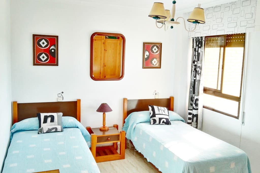 Dormitorio con dos camas de 90