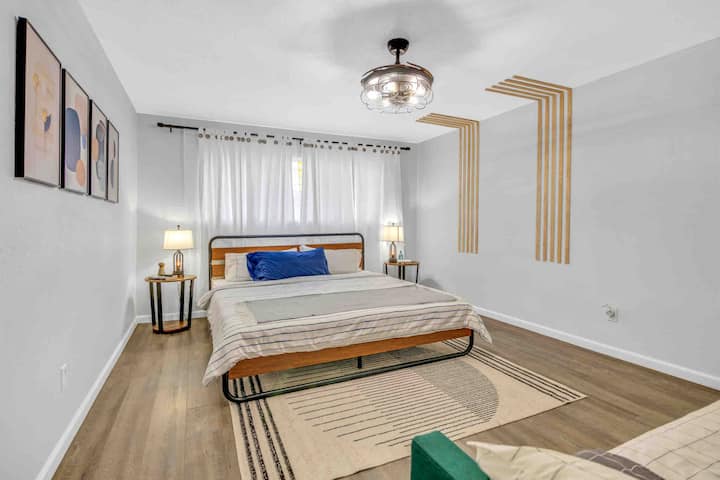 Dormitorio principal con cama king y cama nido de 2 pisos