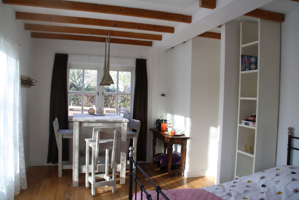 Uw kamer met bed en zitje zijn brandschoon, koffie en thee zijn gratis.