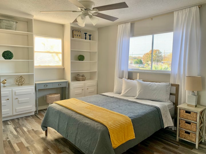 Na katu je spavaća soba s bračnim krevetom (širine 150-179 cm), radni stol