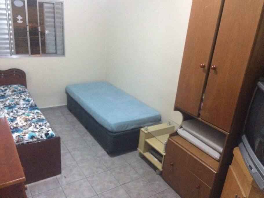 Quarto com camas de solteiro.