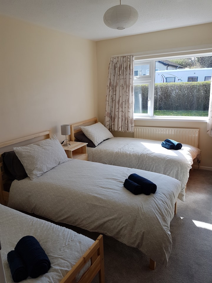 أسرّة فردية مزدوجة بالإضافة إلى سرير مفرد لطفل.