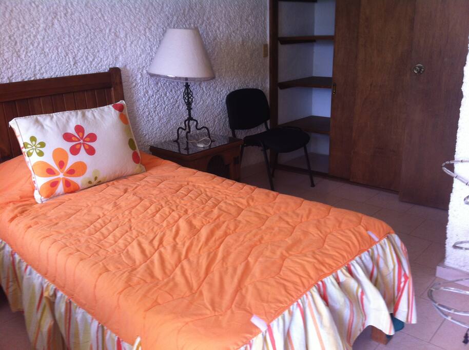 Cuarto con cama individual