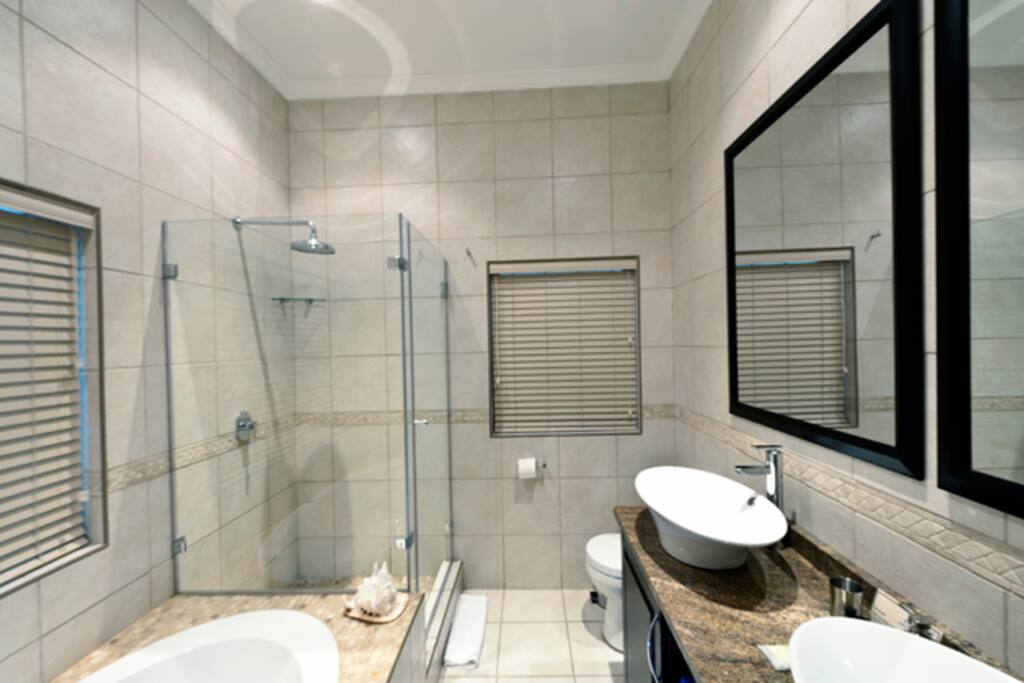 En suite bath & shower