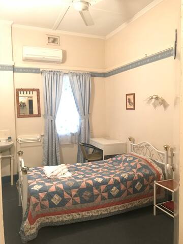 b) Single Room, 400m CityCBD, 200m Central Station