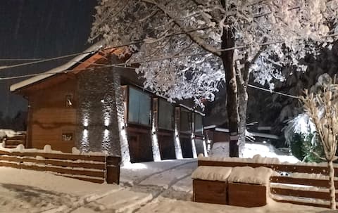 Propiedad de Airbnb exitosa: "Los Amancays 2" Warm and modern studio en Villa La Angostura