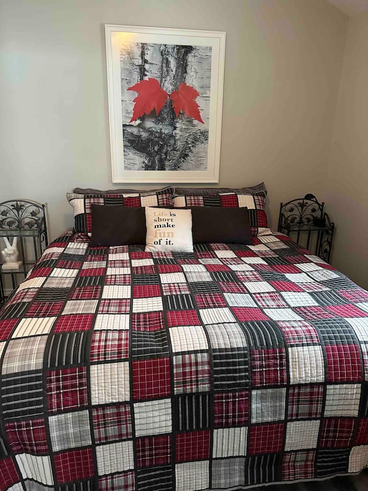 在客舱租赁中放松身心，享受加大双人床的极致舒适体验。 

沉浸在豪华床上用品中，沉浸在宁静的睡眠中，四周环绕着大自然的宁静