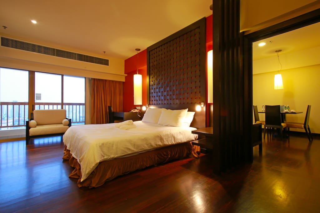 Connecting room available.