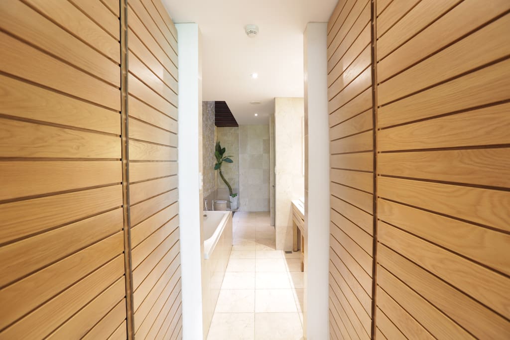 Phòng ngủ chính của lối vào phòng tắm