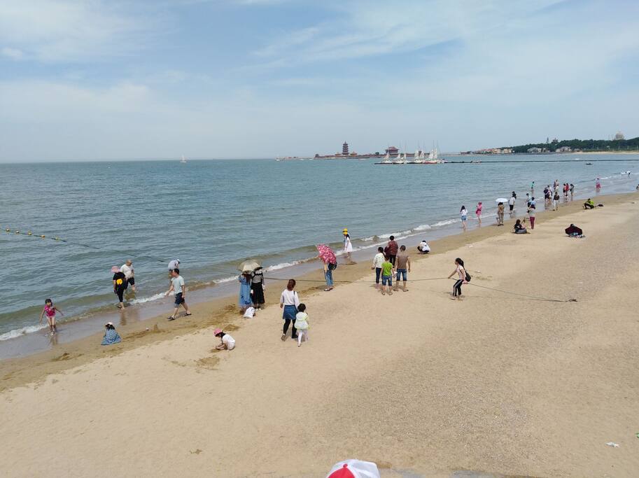 海边沙滩散步,看海上日出日落……