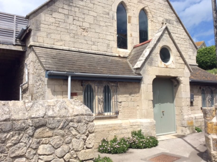 Stonehouse was built in 1850 and is tucked up a quiet lane in one of the oldest parts of the village. It is within walking distance of everything you would need for a great holiday