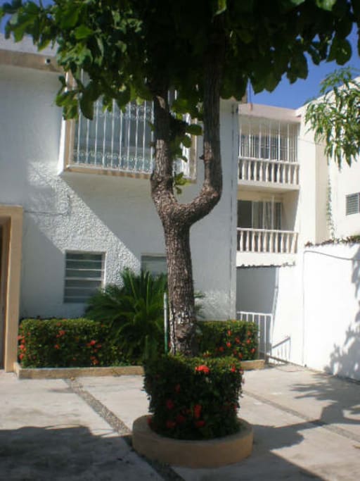 Casa privada a solo unas cuadras de la Iglesia de Costa Azul y Costera Miguel Aleman / playa. 5 minutos manejando y 15 minutos a pie.