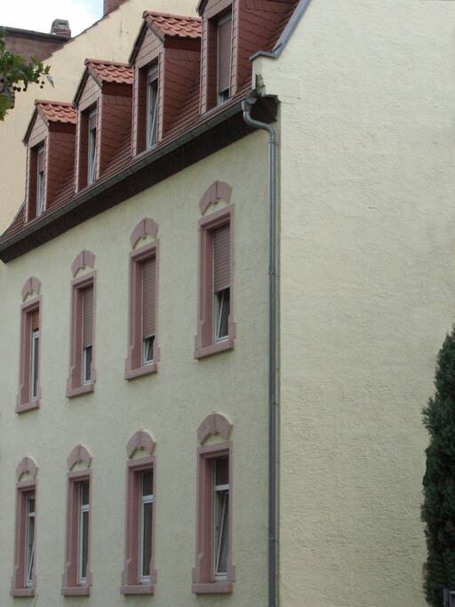 Aussenansicht, die Wohnung ist im 1.OG