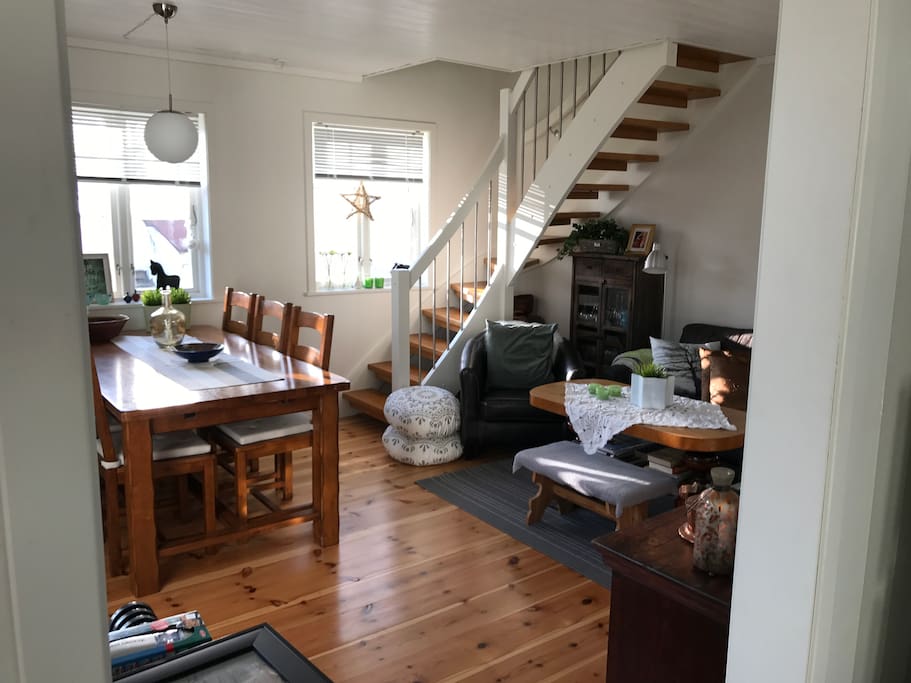 Stue med spisebord og sofa. trapp opp til 2 etasje.